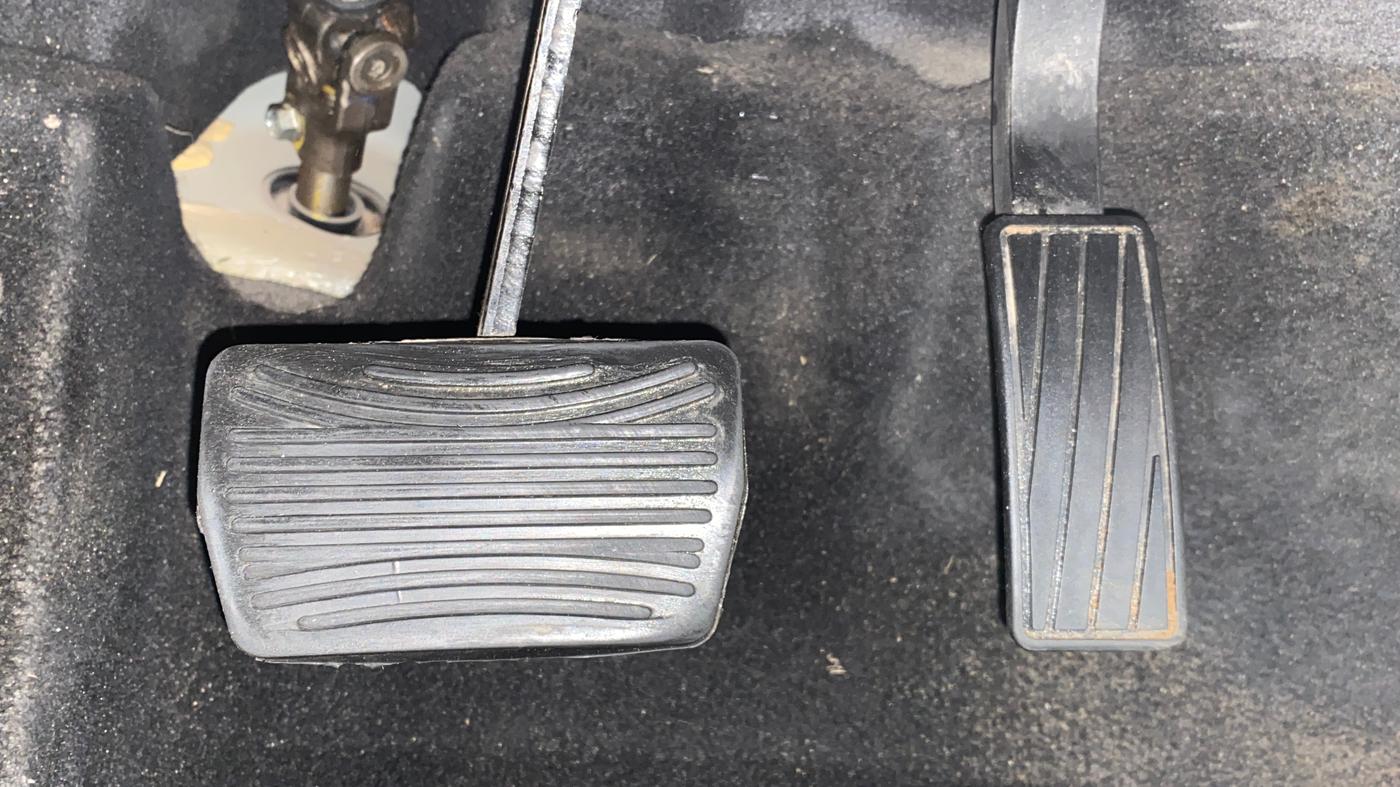 2020 Mahindra XUV300 W8 (O) DIESEL  AT, Diesel, Automatic, 15,573 km, Pedals