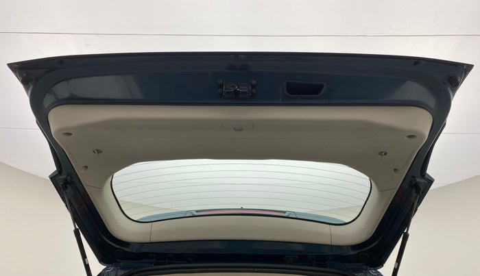 2020 Mahindra XUV300 W8 (O) DIESEL  AT, Diesel, Automatic, 15,573 km, Boot Door Open
