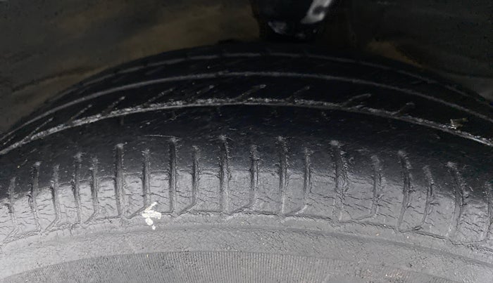 2011 Hyundai i10 ERA 1.1 IRDE, CNG, Manual, 78,038 km, Right Front Tyre Tread