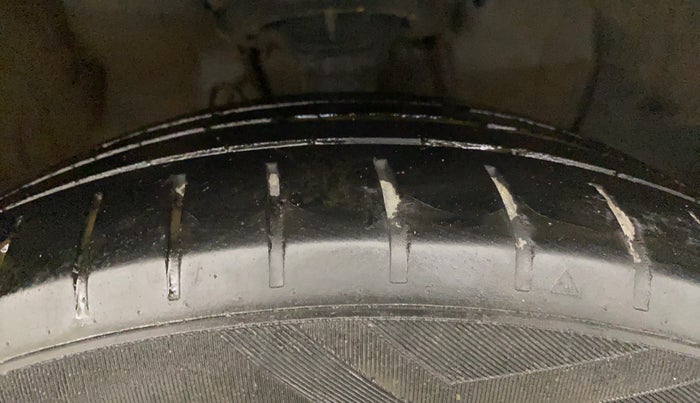 2016 Hyundai Elite i20 ASTA 1.4 CRDI (O), Diesel, Manual, 1,11,907 km, Right Front Tyre Tread