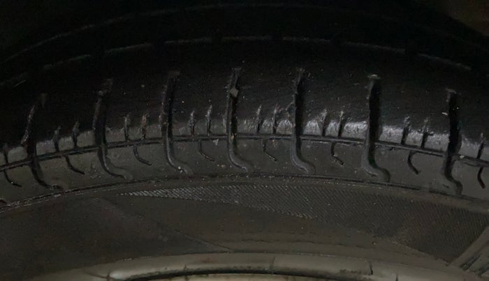 2016 Hyundai Eon ERA +, CNG, Manual, 71,700 km, Right Front Tyre Tread