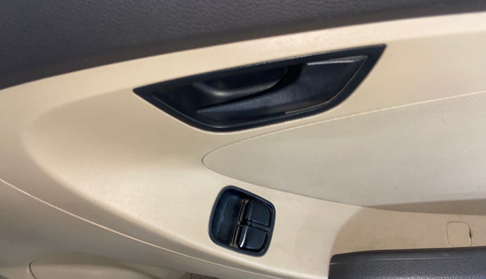 2016 Hyundai Eon ERA +, CNG, Manual, 71,700 km, Driver Side Door Panels Control