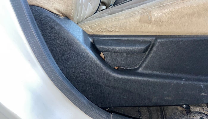 2016 Hyundai Eon ERA +, CNG, Manual, 71,700 km, Driver Side Adjustment Panel