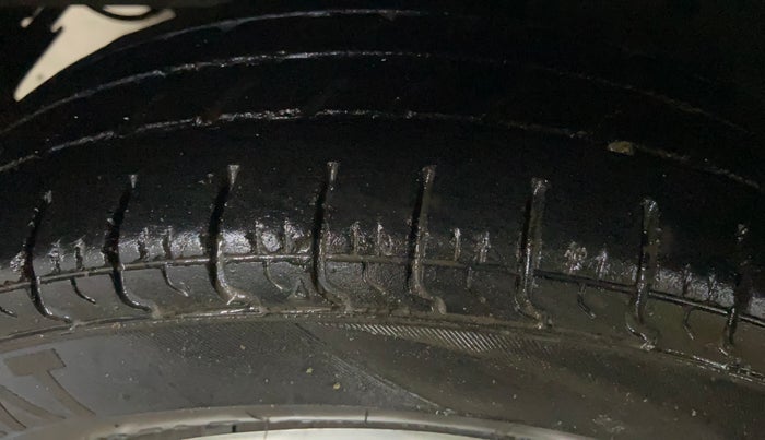 2016 Hyundai Eon ERA +, CNG, Manual, 71,700 km, Left Front Tyre Tread