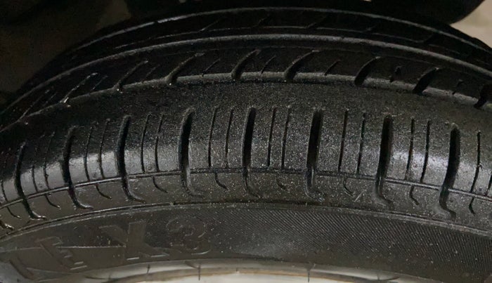 2016 Hyundai Eon ERA +, CNG, Manual, 71,700 km, Left Rear Tyre Tread