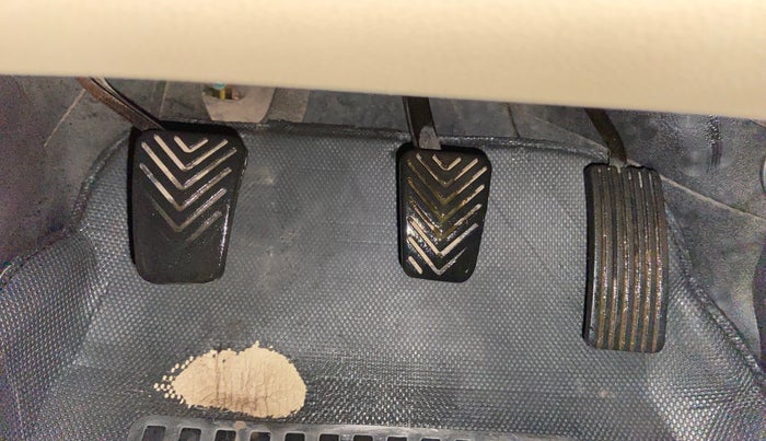 2016 Hyundai Eon ERA +, CNG, Manual, 71,700 km, Pedals