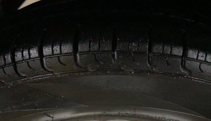 2016 Hyundai Eon ERA +, CNG, Manual, 71,700 km, Right Rear Tyre Tread