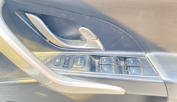 2018 Mahindra XUV500 W9, Diesel, Manual, 61,649 km, Driver Side Door Panels Control