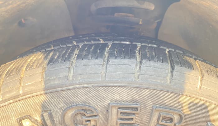 2018 Mahindra XUV500 W9, Diesel, Manual, 61,649 km, Left Front Tyre Tread