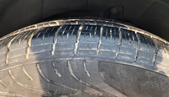 2018 Mahindra XUV500 W9, Diesel, Manual, 61,649 km, Left Rear Tyre Tread