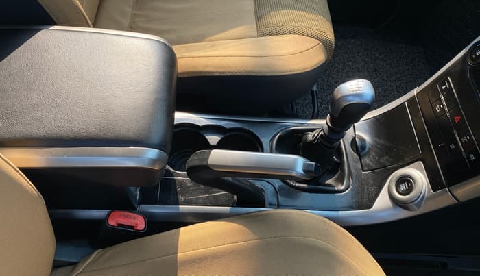 2018 Mahindra XUV500 W9, Diesel, Manual, 61,649 km, Gear Lever