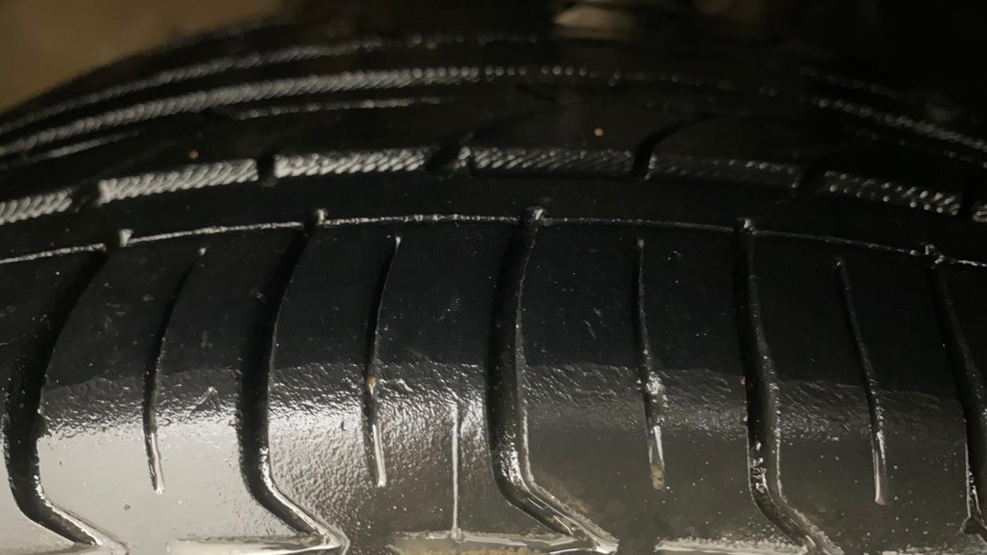 2015 Skoda Rapid 1.5 TDI CR ELEGANCE AT, Diesel, Automatic, 94,541 km, Right Front Tyre Tread