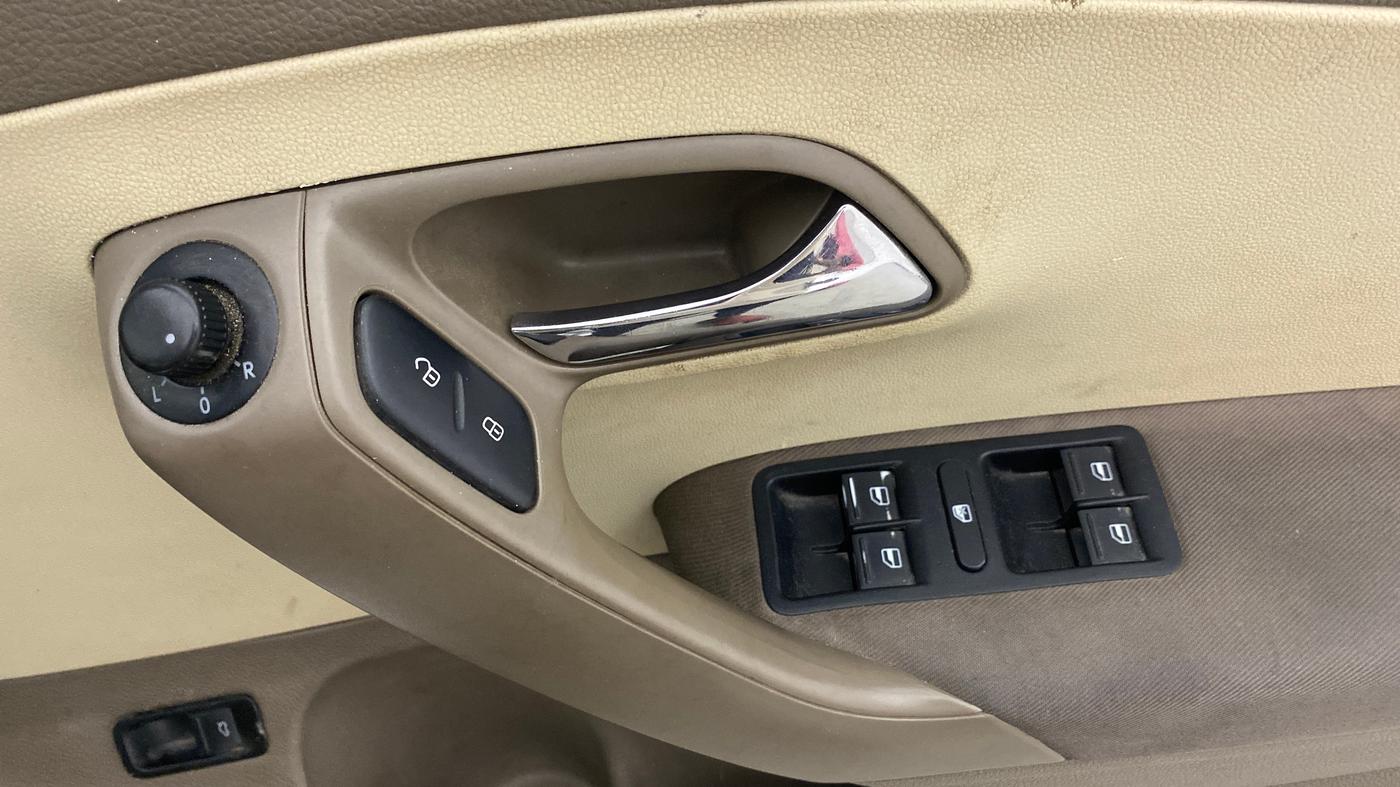 2015 Skoda Rapid 1.5 TDI CR ELEGANCE AT, Diesel, Automatic, 94,541 km, Driver Side Door Panels Control