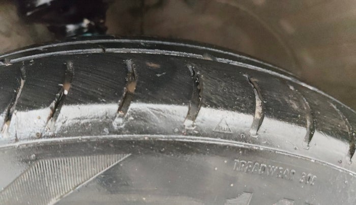 2013 Maruti Wagon R 1.0 LXI, Petrol, Manual, 93,879 km, Left Front Tyre Tread