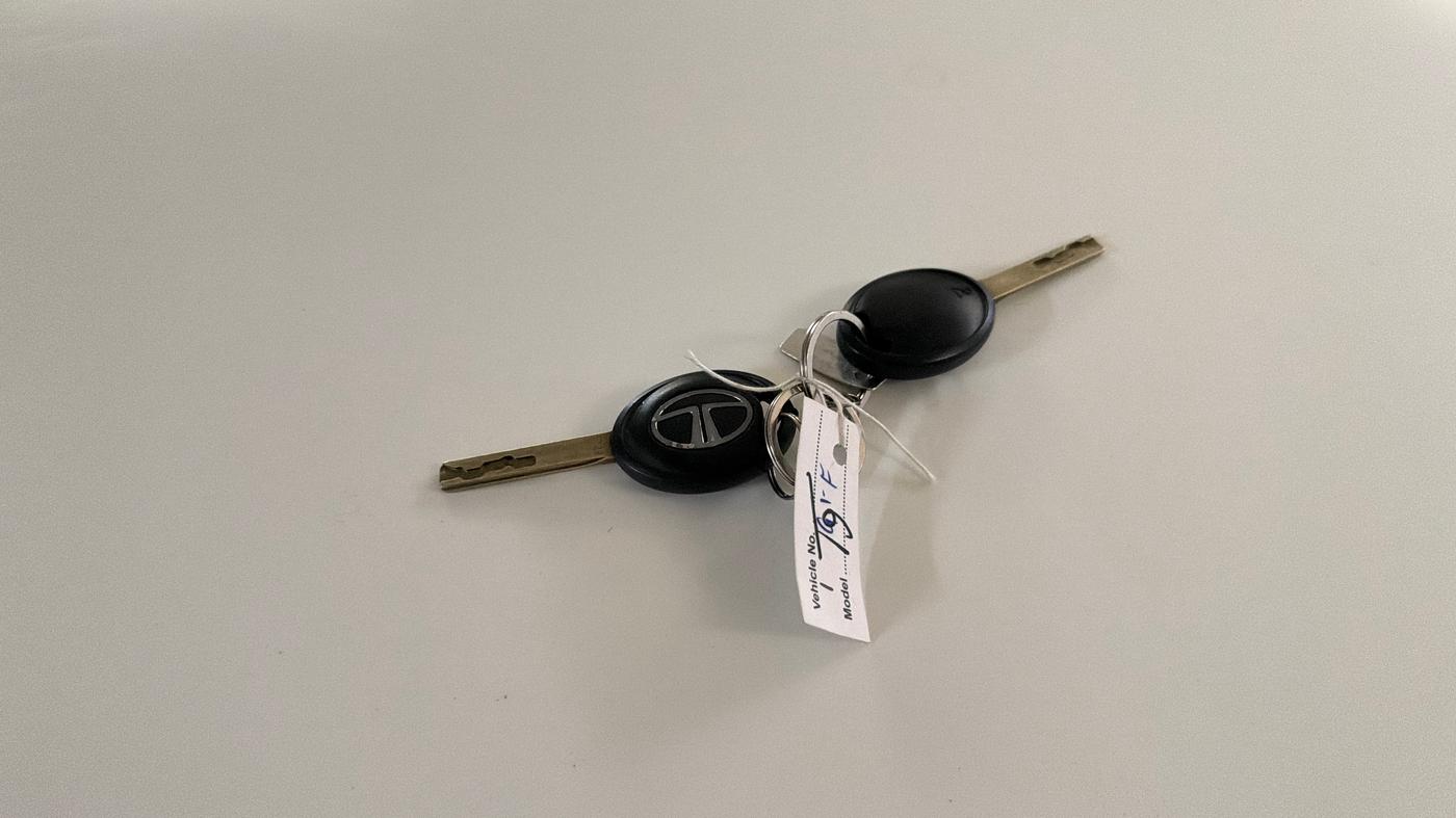 2023 Tata PUNCH PURE MT, Petrol, Manual, 37,653 km, Key Close Up