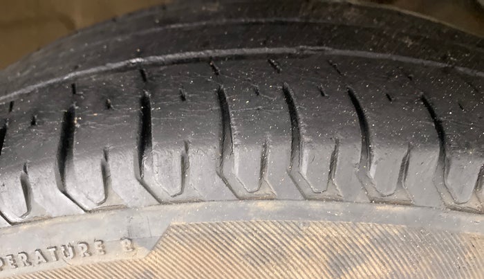 2017 Maruti Dzire VDI, Diesel, Manual, 49,088 km, Right Front Tyre Tread