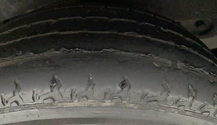 2017 Mahindra TUV300 T8, Diesel, Manual, 46,696 km, Left Front Tyre Tread