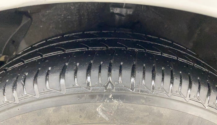 2013 Hyundai i20 MAGNA 1.2, Petrol, Manual, 1,11,877 km, Left Front Tyre Tread