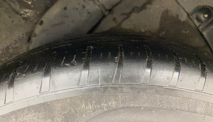 2013 Hyundai i20 MAGNA 1.2, Petrol, Manual, 1,11,877 km, Left Rear Tyre Tread