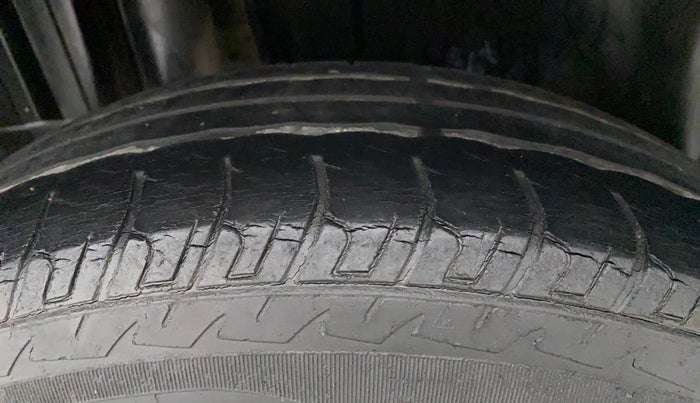 2015 Maruti Swift LXI, Petrol, Manual, 43,471 km, Right Rear Tyre Tread