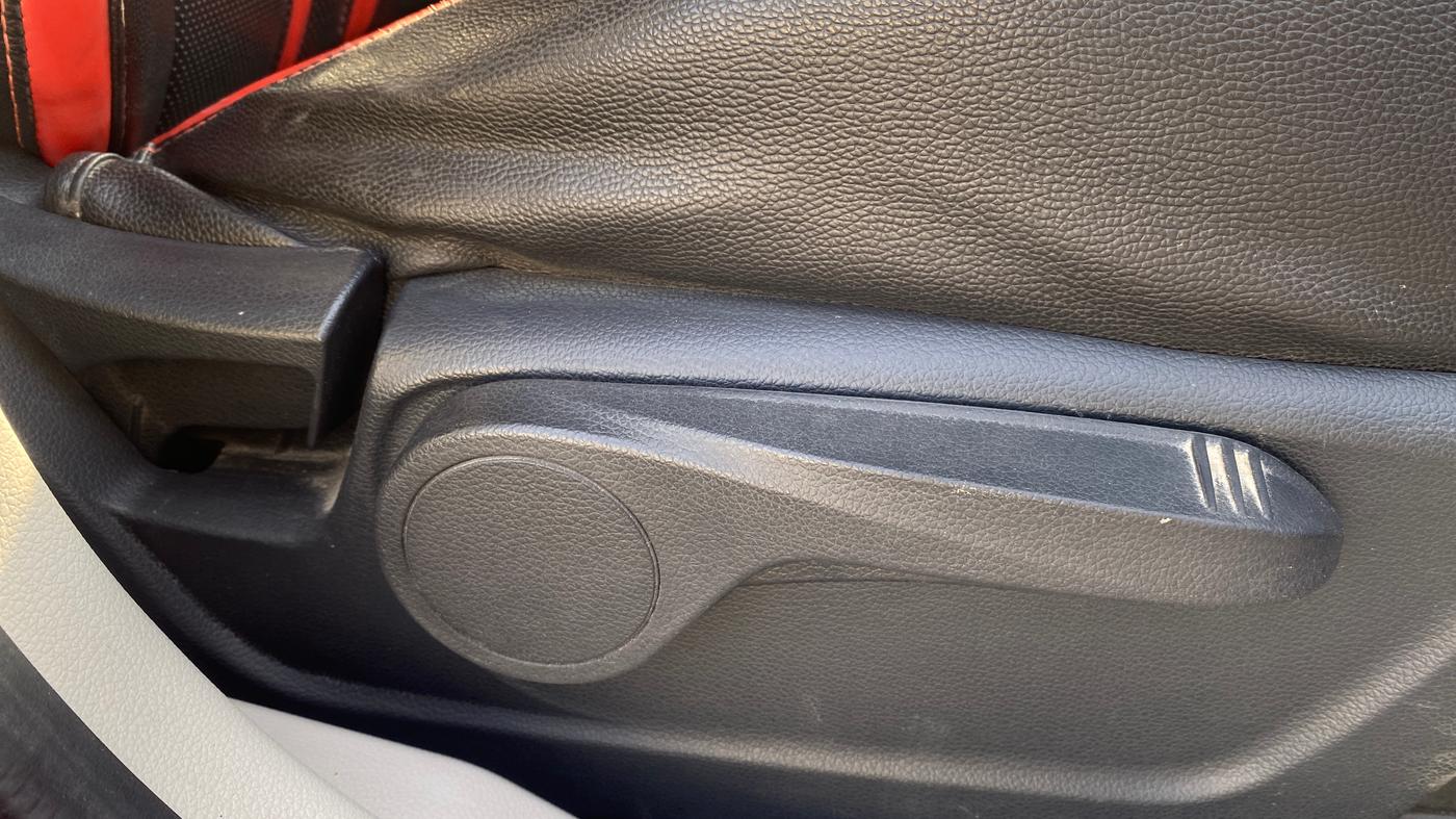 2020 Mahindra XUV300 W8 1.2 PETROL, Petrol, Manual, 31,803 km, Driver Side Adjustment Panel