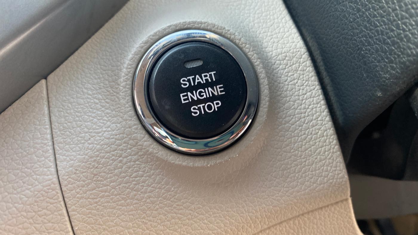 2020 Mahindra XUV300 W8 1.2 PETROL, Petrol, Manual, 31,803 km, Keyless Start/ Stop Button