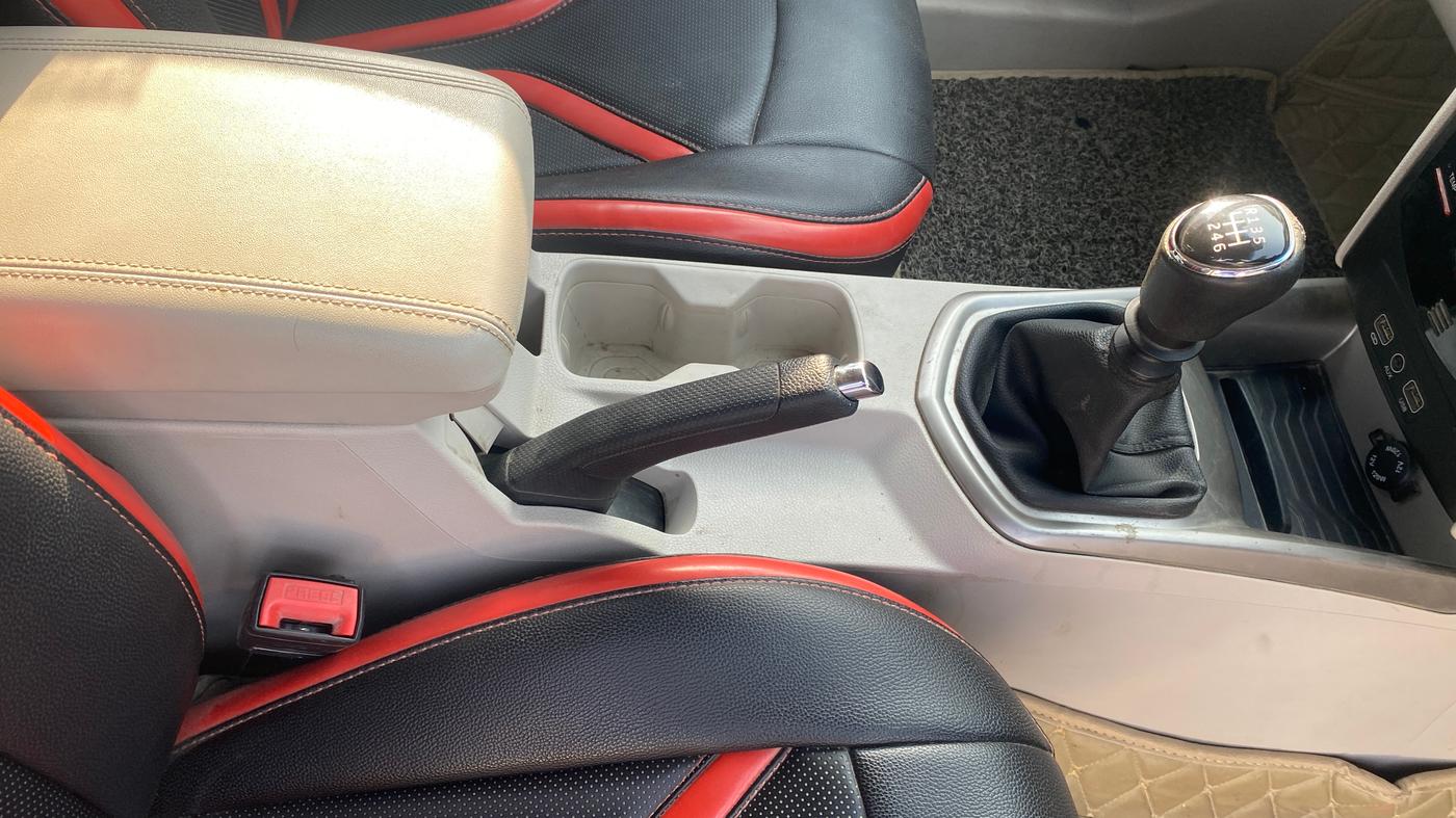 2020 Mahindra XUV300 W8 1.2 PETROL, Petrol, Manual, 31,803 km, Gear Lever