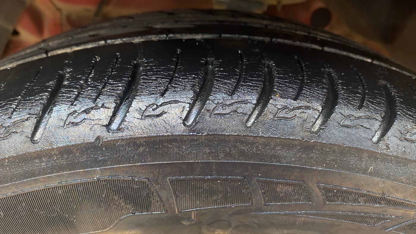 2020 Mahindra XUV300 W8 1.2 PETROL, Petrol, Manual, 31,803 km, Left Front Tyre Tread