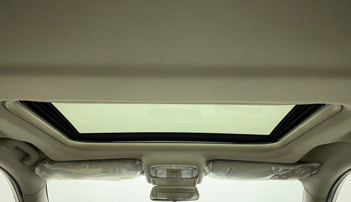 2019 Mahindra XUV500 W11 AT, Diesel, Automatic, 27,869 km, Moonroof/ Sunroof
