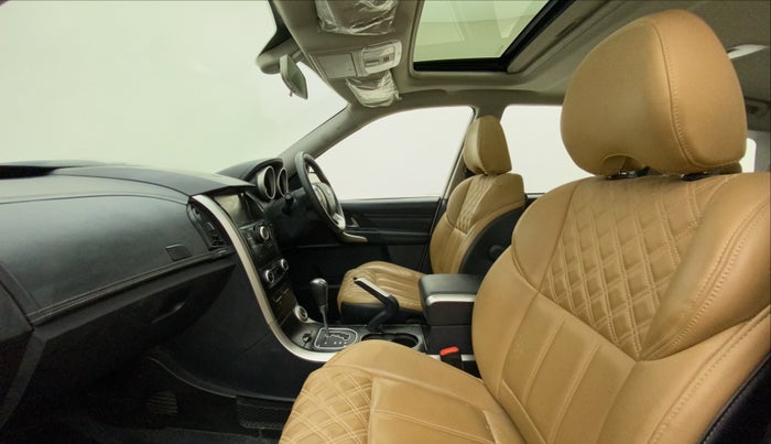 2019 Mahindra XUV500 W11 AT, Diesel, Automatic, 27,869 km, Right Side Front Door Cabin