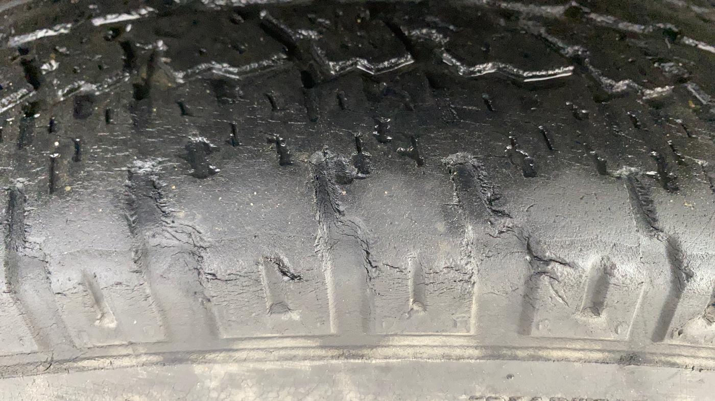 2016 Mahindra TUV300 T8, Diesel, Manual, 1,05,355 km, Right Front Tyre Tread