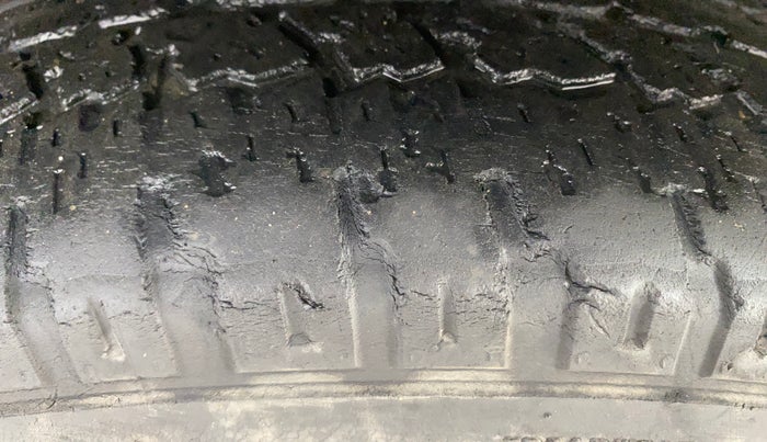 2016 Mahindra TUV300 T8, Diesel, Manual, 1,05,275 km, Right Front Tyre Tread