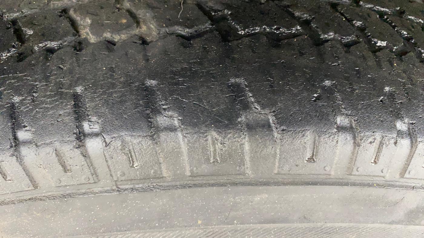 2016 Mahindra TUV300 T8, Diesel, Manual, 1,05,355 km, Left Front Tyre Tread