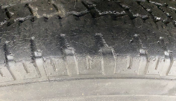 2016 Mahindra TUV300 T8, Diesel, Manual, 1,05,275 km, Left Front Tyre Tread