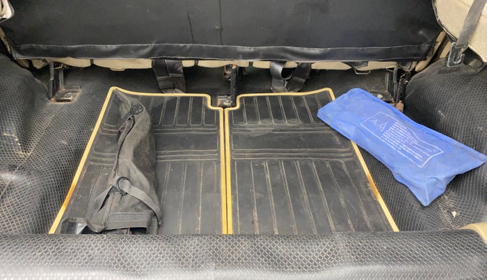 2016 Mahindra TUV300 T8, Diesel, Manual, 1,05,275 km, Boot Inside