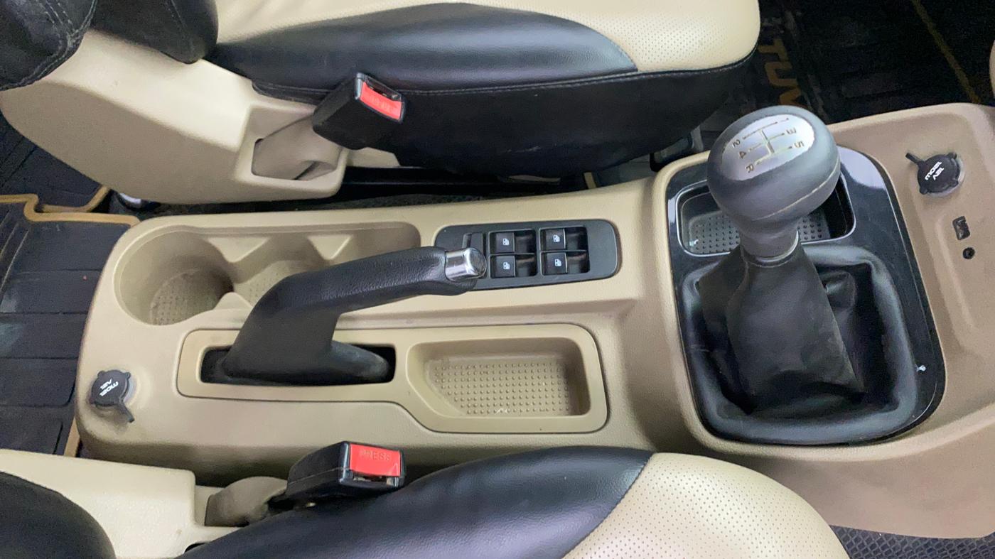 2016 Mahindra TUV300 T8, Diesel, Manual, 1,05,355 km, Gear Lever