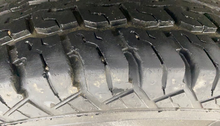 2016 Mahindra TUV300 T8, Diesel, Manual, 1,05,275 km, Right Rear Tyre Tread