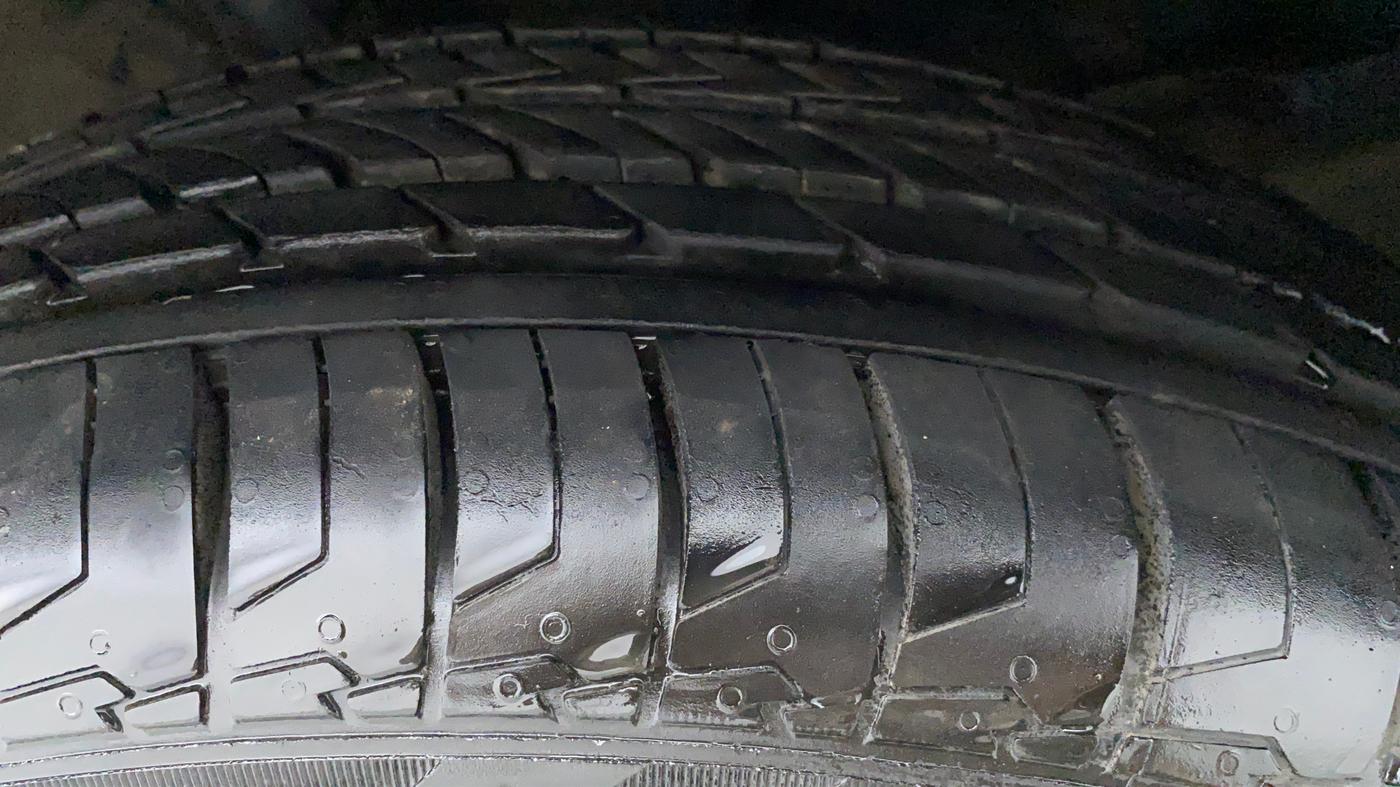 2016 Toyota Corolla Altis G, Petrol, Manual, 78,087 km, Right Front Tyre Tread