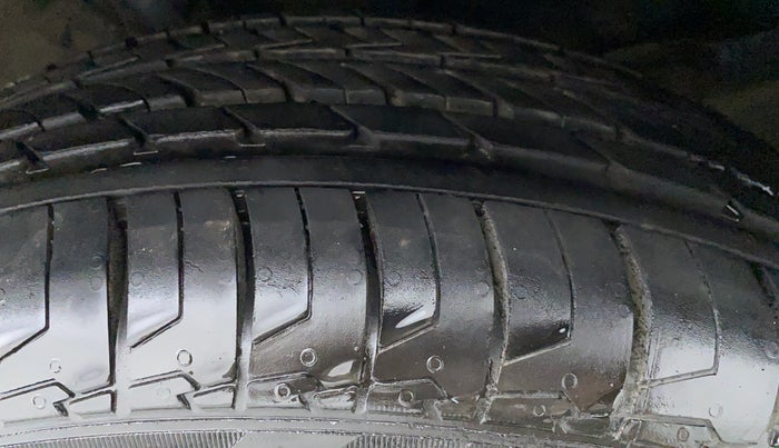 2016 Toyota Corolla Altis G, Petrol, Manual, 78,087 km, Right Front Tyre Tread
