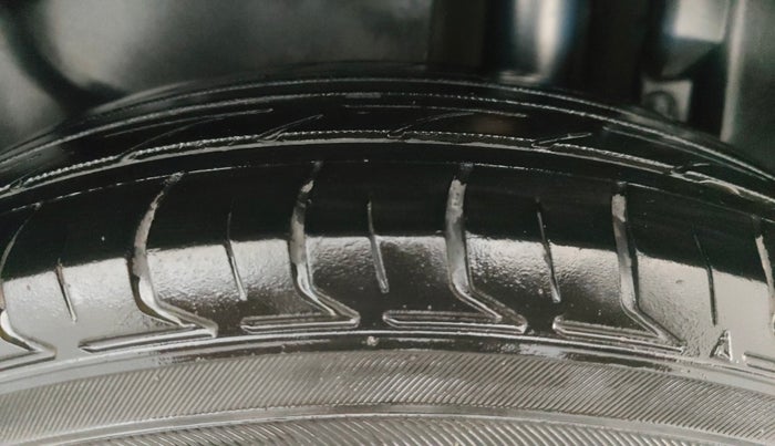 2015 Maruti Swift Dzire VXI, Petrol, Manual, 1,25,003 km, Left Rear Tyre Tread