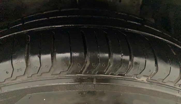 2014 Maruti Ertiga VXI, Petrol, Manual, 65,000 km, Right Front Tyre Tread