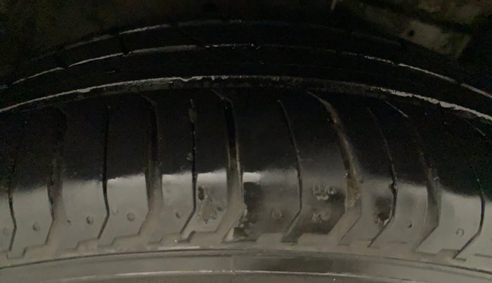 2014 Maruti Ertiga VXI, Petrol, Manual, 65,000 km, Left Rear Tyre Tread