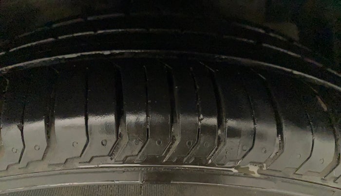 2014 Maruti Ertiga VXI, Petrol, Manual, 65,000 km, Left Front Tyre Tread