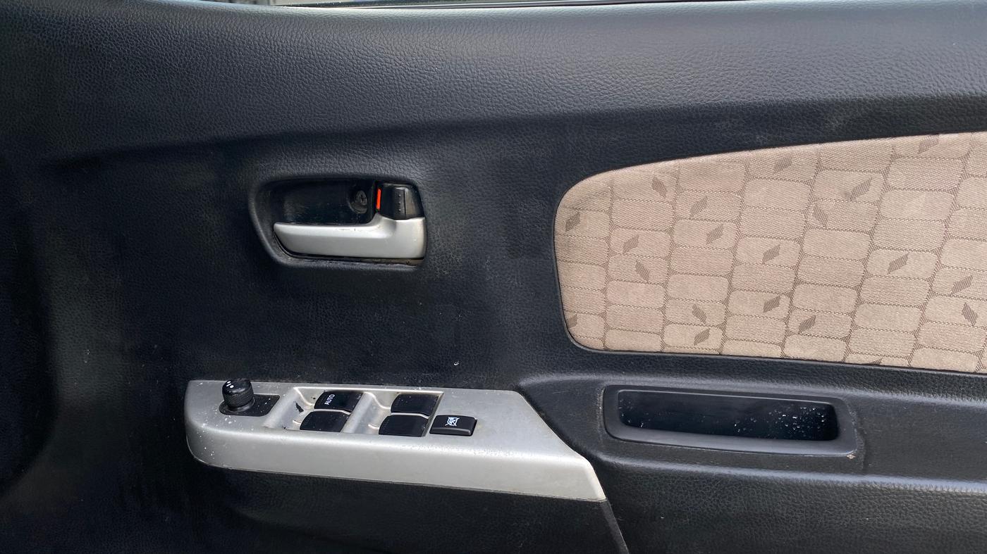 2015 Maruti Wagon R 1.0 VXI, Petrol, Manual, 99,601 km, Driver Side Door Panels Control