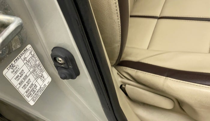 2015 Maruti Swift Dzire VXI, Petrol, Manual, 65,251 km, Driver-side door - Beading has minor damage