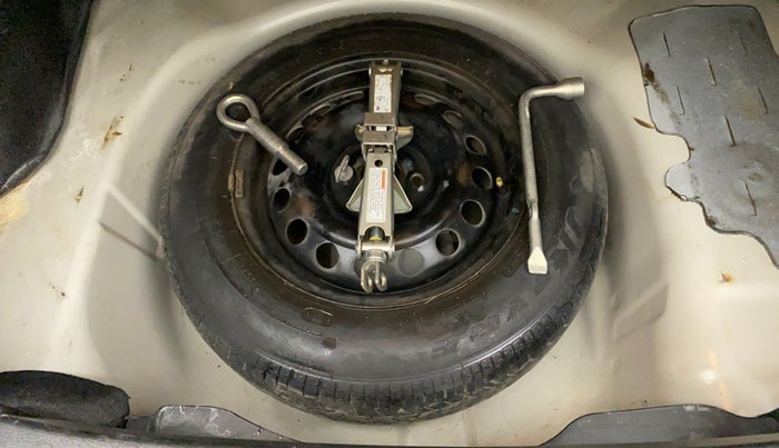 2015 Maruti Swift Dzire VXI, Petrol, Manual, 65,251 km, Dicky (Boot door) - Tool missing