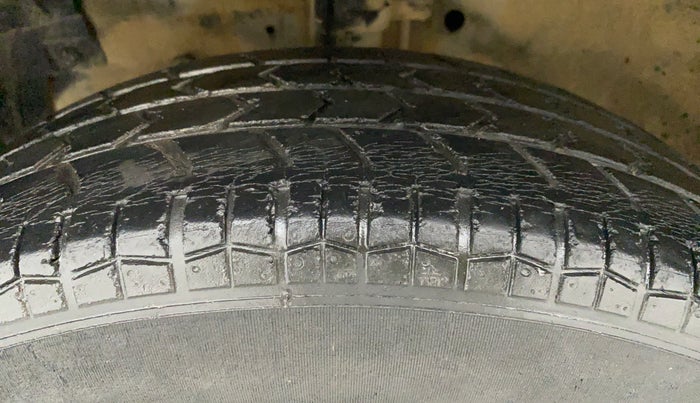 2015 Maruti Swift Dzire VXI, Petrol, Manual, 65,251 km, Left Front Tyre Tread
