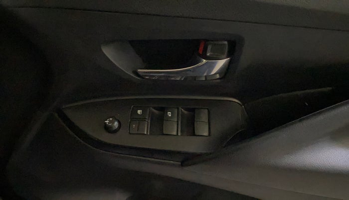 2018 Toyota Innova Crysta 2.7 GX AT 7 STR, Petrol, Automatic, 86,642 km, Driver Side Door Panels Control