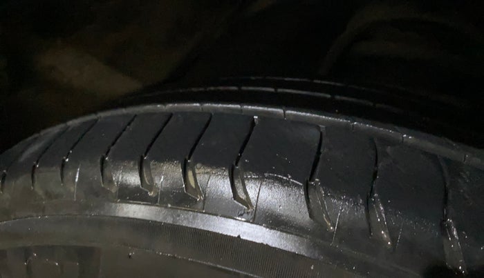 2018 Toyota Innova Crysta 2.7 GX AT 7 STR, Petrol, Automatic, 86,642 km, Right Front Tyre Tread