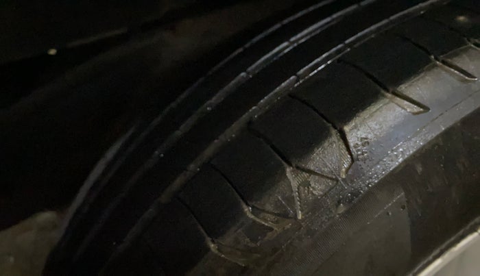 2018 Toyota Innova Crysta 2.7 GX AT 7 STR, Petrol, Automatic, 86,642 km, Right Rear Tyre Tread